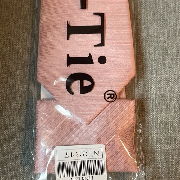 Men’s pink tie - Picture 2 of 3